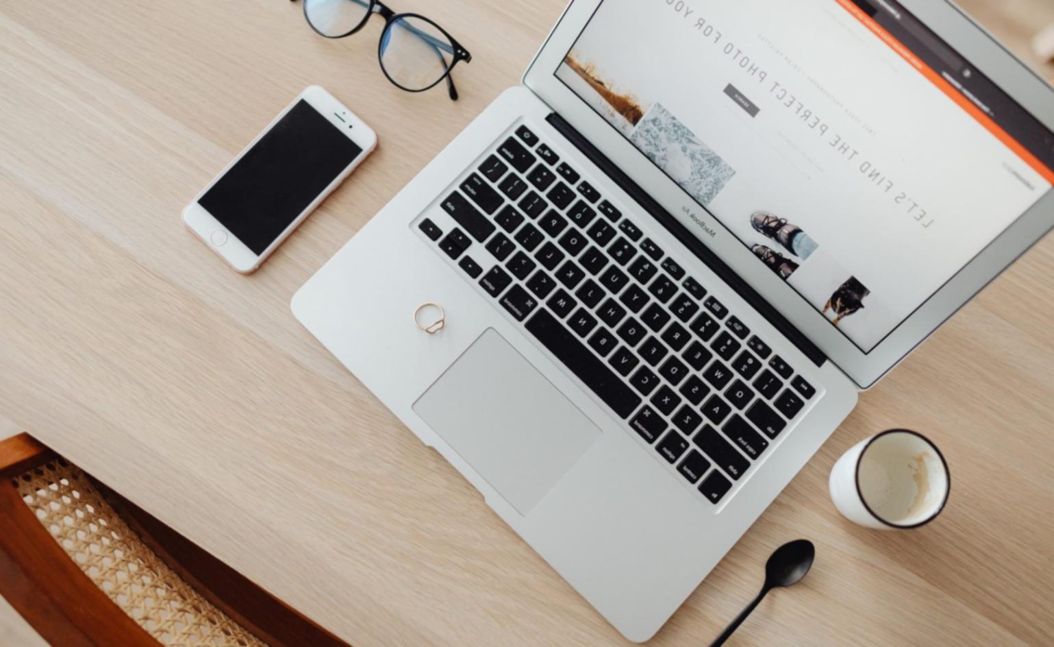 Teilnehmer bei der praktischen Netzwerkanalyse im Schulungsraum